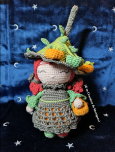 Le Chaudron de Morrigann: Crochet d'Halloween - Arwen, la Petite Sorcière (modèle: Valérie Fil'uncrochet)